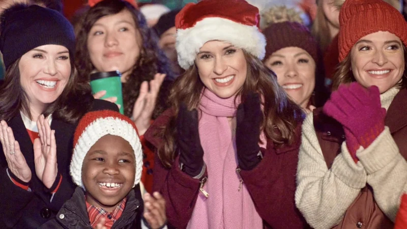 Chuẩn Bị Cho Giáng Sinh: Thắp Sáng - Haul Out The Holly: Lit Up