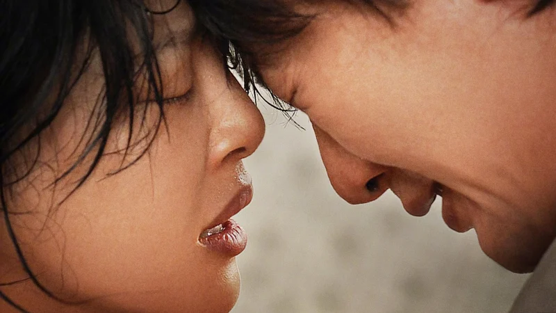 Mặt Trời Treo Giữa Bầu Trời - The Sun Rises On Us All